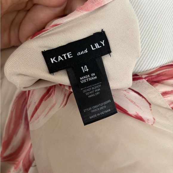 Chic Floral Midi Dress in Pink and Cream - Picture 3 of 9